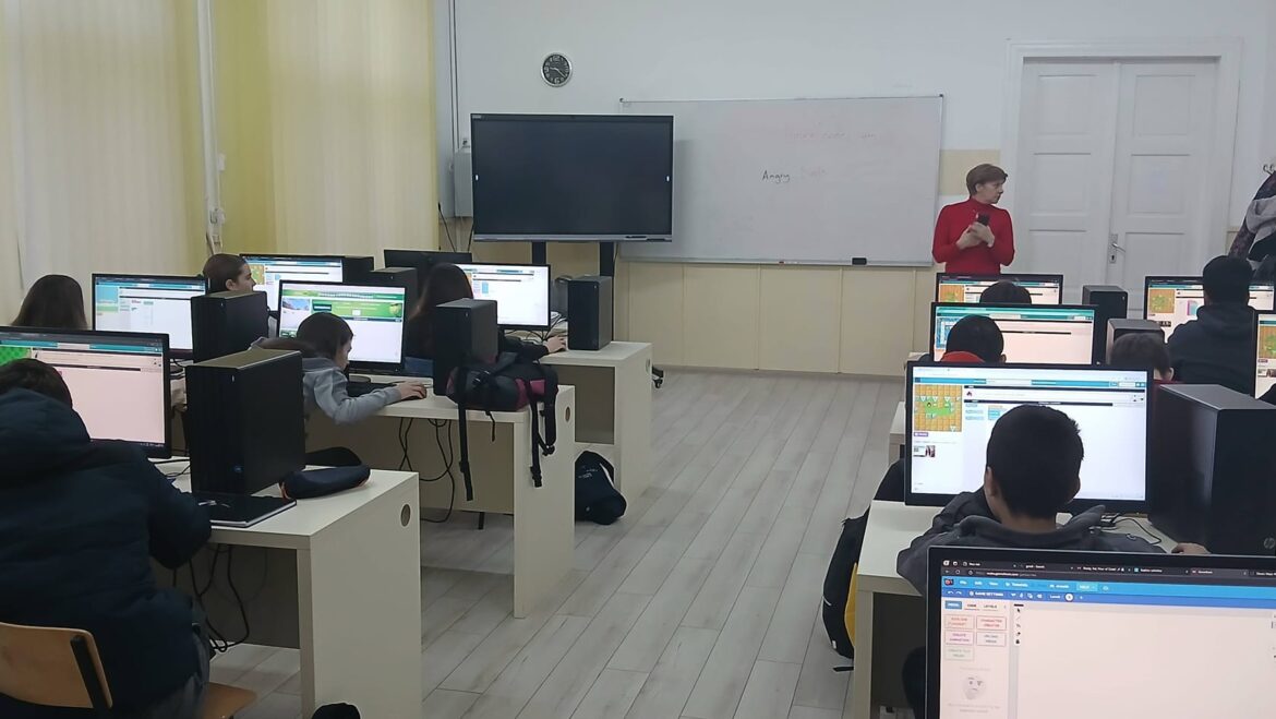 Učenici 8-2 uspješno savladali Hour of Code